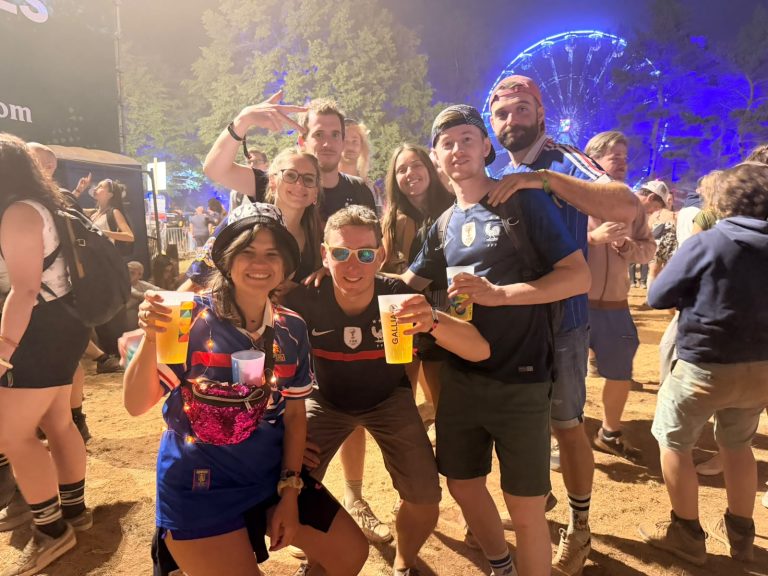Des festivaliers devant le match.