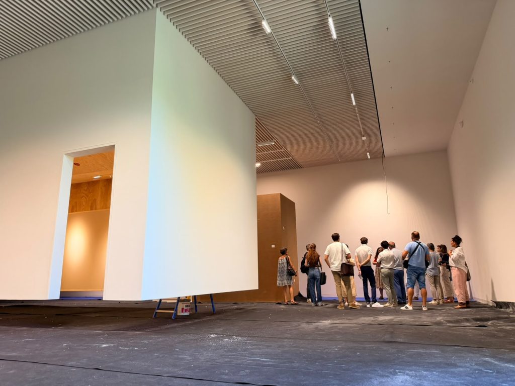 Le cabinet d'art graphique est suspendu à la charpente.