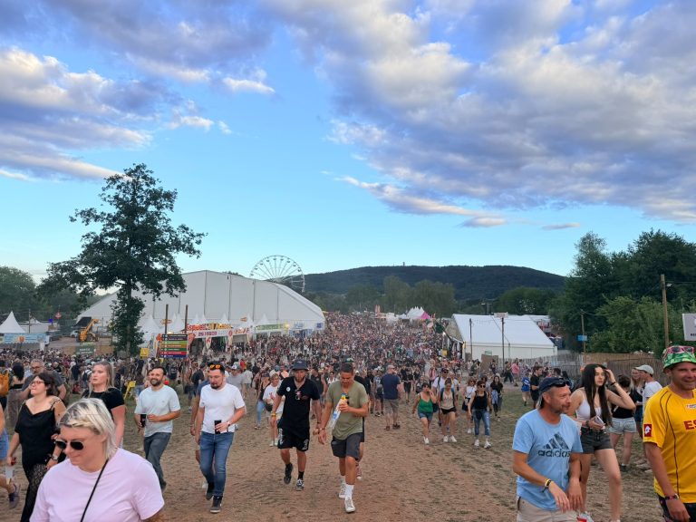 Les premiers spectateurs se dirigent vers la Grande scène des Eurockéennes.