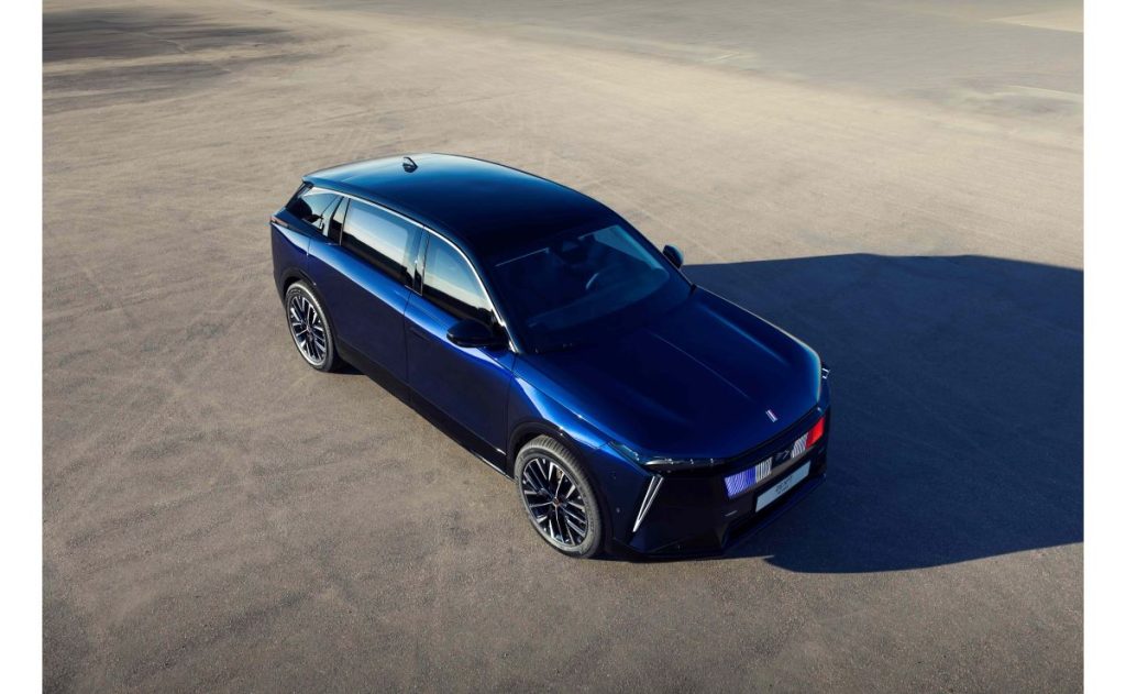 Emmanuel Macron a de nouveau changé de voiture présidentielle à l'occasion du 14-Juillet ce mardi 14 juillet, avec une DS n°7 Elysée.