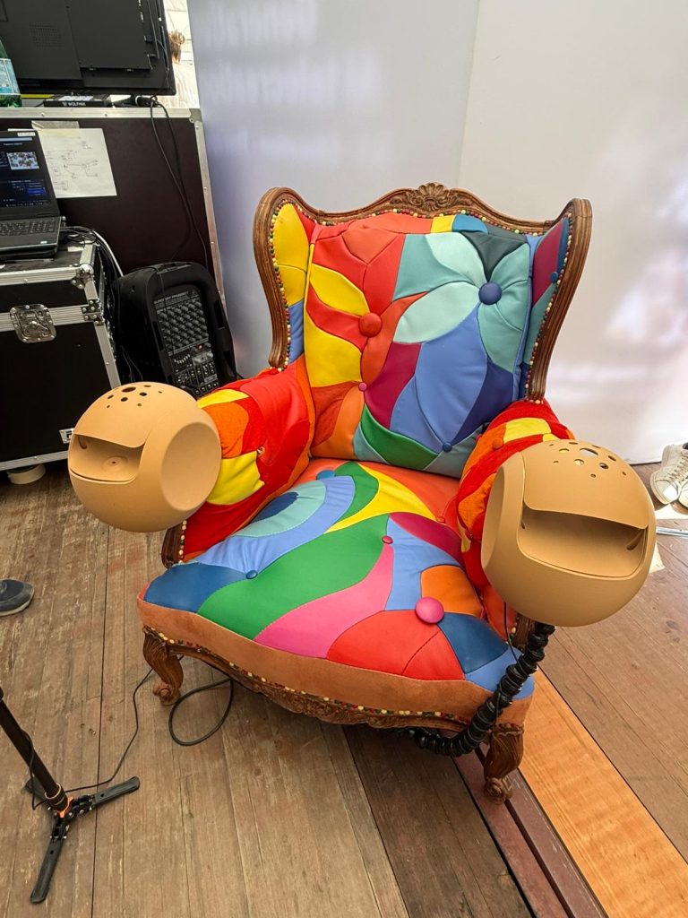 Le fauteuil est équipé de capteurs d'émotions qui permettent à l'IA de les retranscrire en sons et en couleurs.