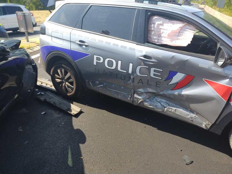 Le véhicule de police de Montbéliard a été fortement endommagé dans la collision. Après un refus d'obtempérer, un individu a parcouru plus de 20 kilomètres avant de foncer dans la voiture de police, près de Grandvillars.