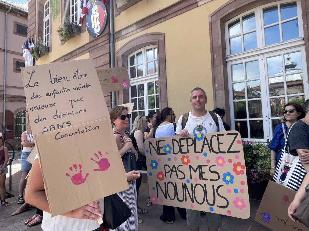 Les manifestants devant la mairie de Belfort, ce lundi 6 juillet 2026.