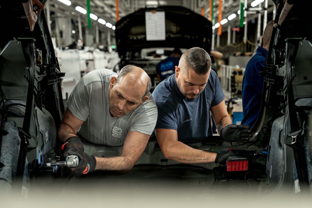 Atelier de montage de l'usine Stellantis de Sochaux, qui assemble des Peugeot 3008 et 5008.