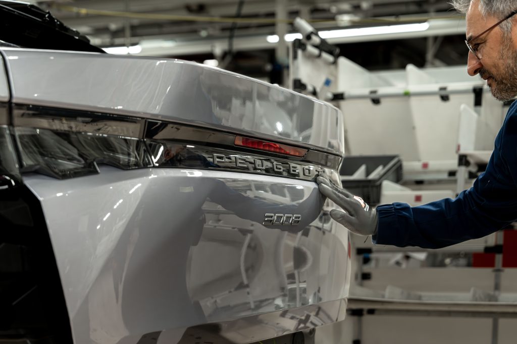 Montage de la Peugeot e-3008, à l'usine Stellantis de Sochaux, dans le Doubs.