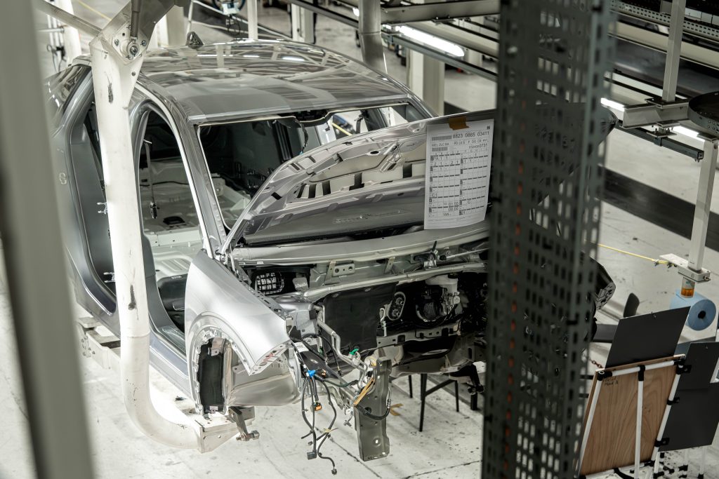 Atelier de montage de l'usine Stellantis de Sochaux, qui assemble des Peugeot 3008 et 5008.