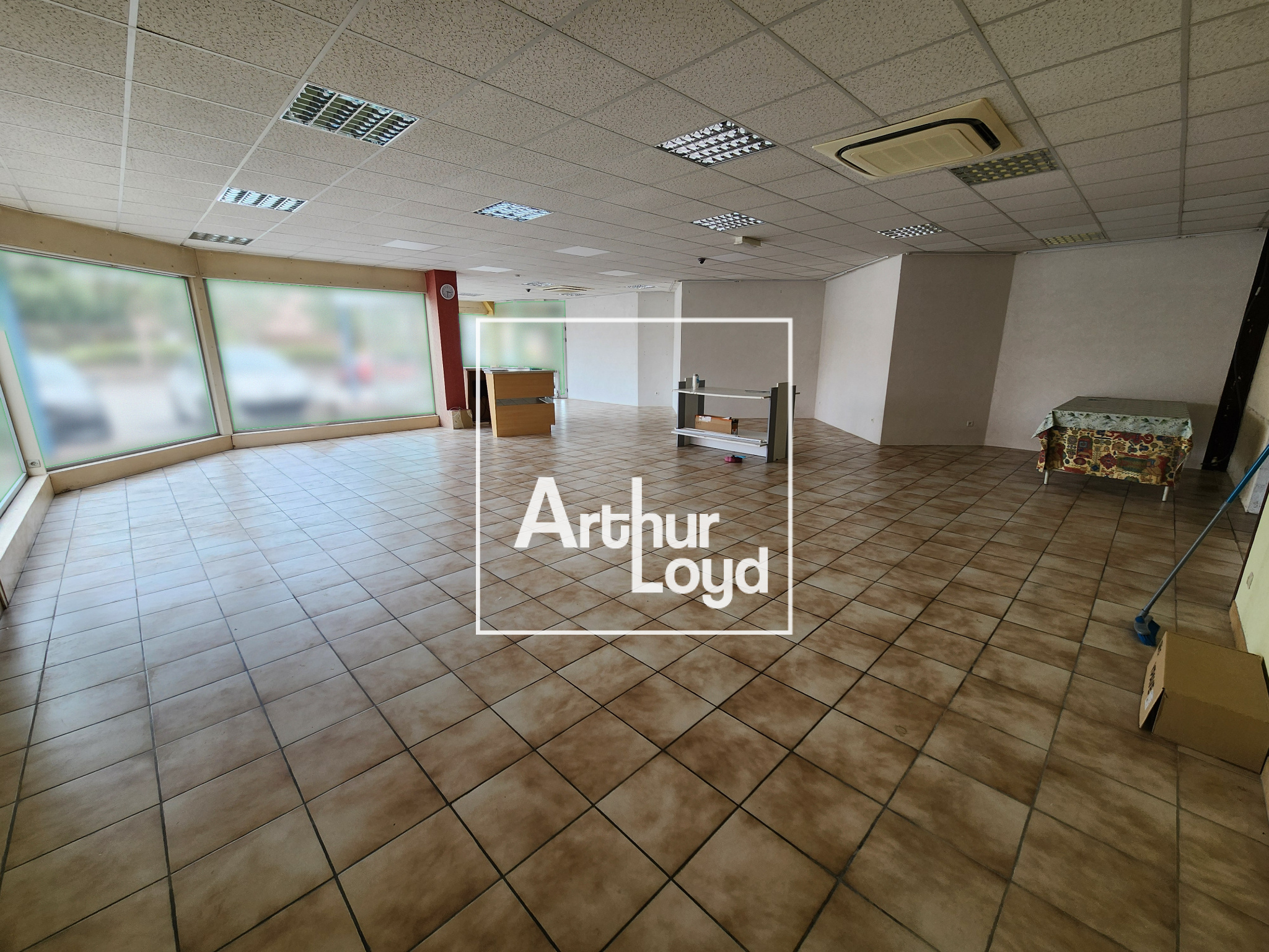 Local commercial de 125 m2 en RDC   Belle visibilité   Axe p