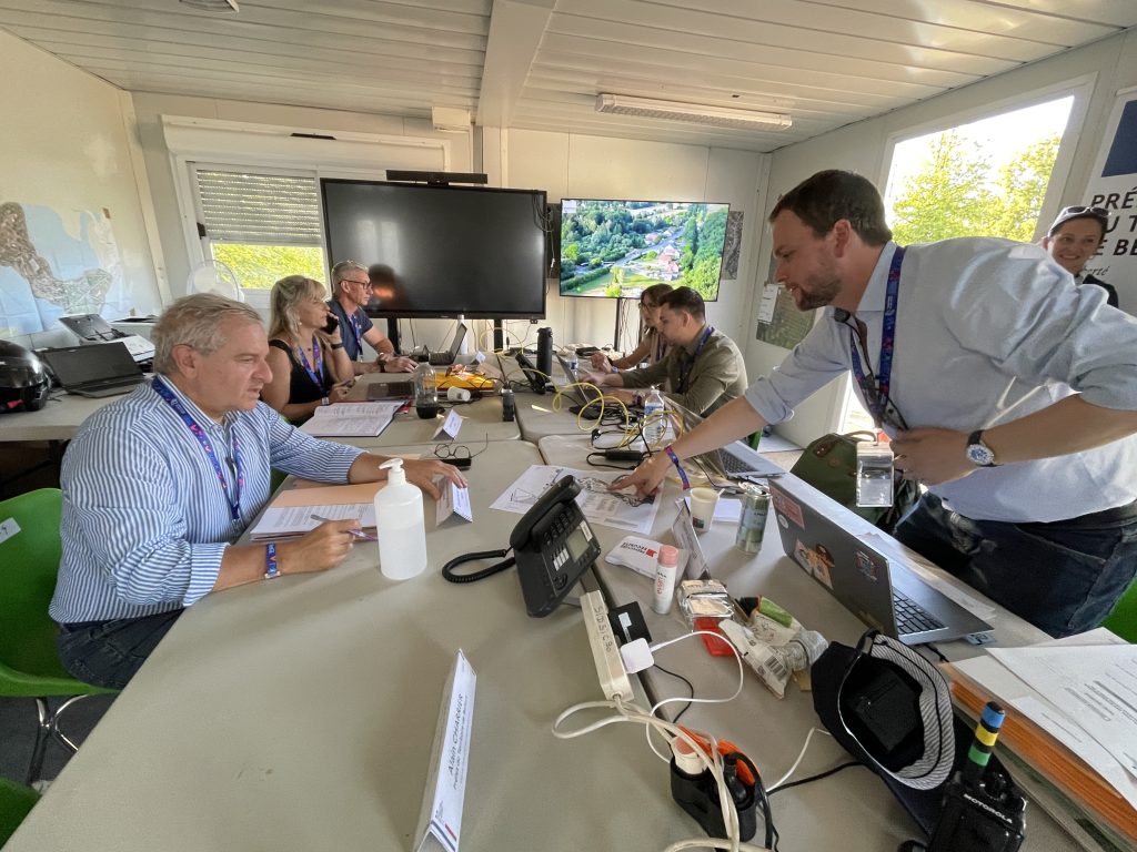 Le préfet du Territoire de Belfort, Alain Charrier (à gauche), en pleine discussion avec Maxime Gutzwiller, directeur de cabinet, dans le PC sécurité à l'entrée des Eurockéennes.
