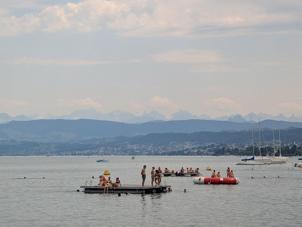 En ce mois de juillet 2026 caniculaire, les gens recherchaient la fraîcheur au lac de Zurich, en Suisse.
