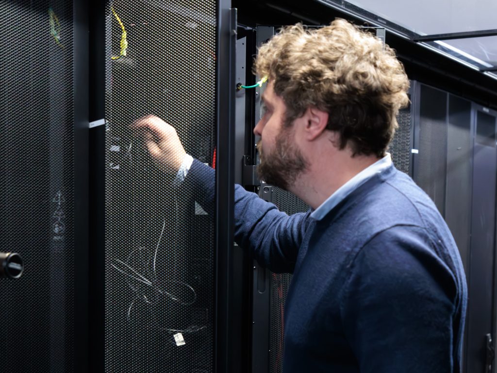 Arnaud Molinier, directeur des services informatiques de Territoire Habitat, devant un serveur informatique.
