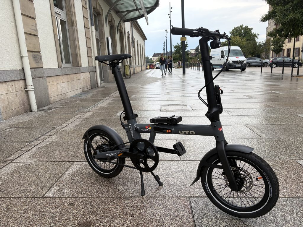 Un vélo pliant proposé à la location par évolity.
