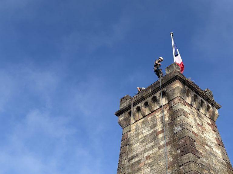 Les étudiants de l'Esta ont monté la Tour de la Miotte en rappel.