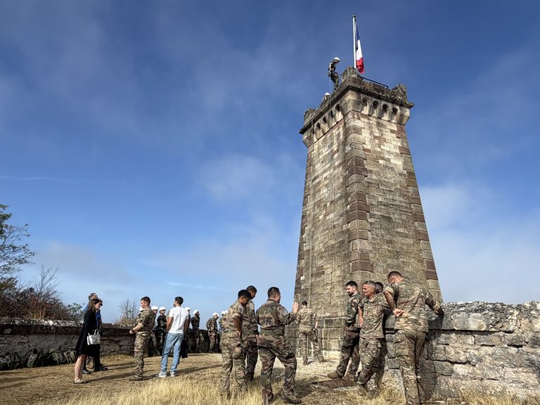 Les étudiants de l'Esta ont monté la Tour de la Miotte en rappel.
