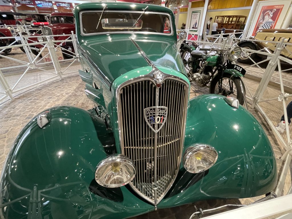Le coupé Peugeot 301, avec la moto de la même couleur, exposés au musée de l'Aventure Peugeot à Sochaux.