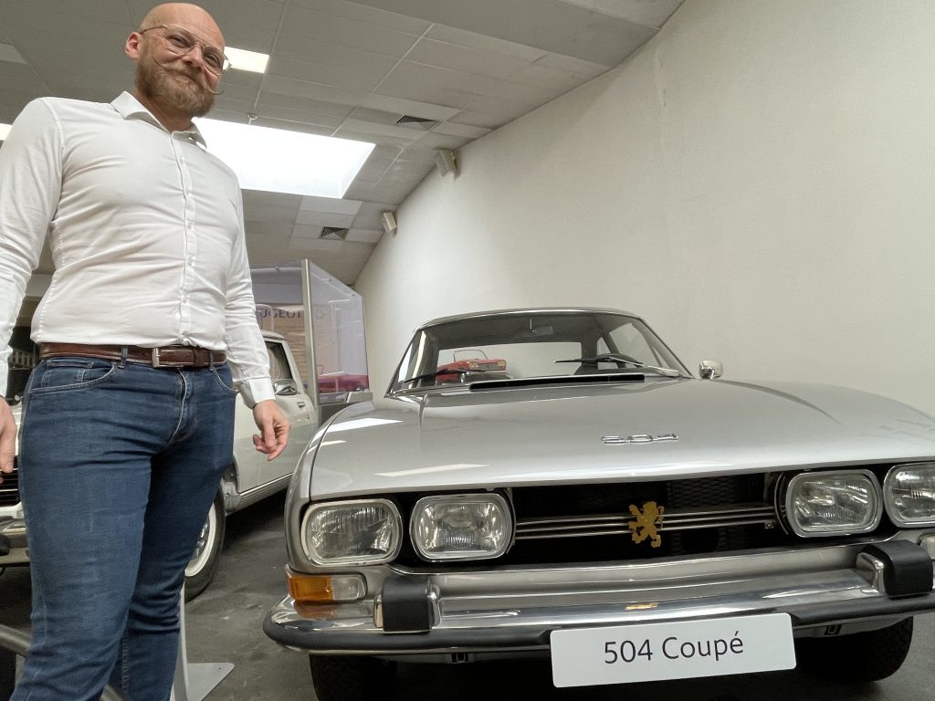 Hervé Charpentier, directeur produits et collections au Musée de l’Aventure Peugeot, et une 504 coupé (phase 1): un vrai coup de cœur pour ce modèle, qui a été sa première voiture.