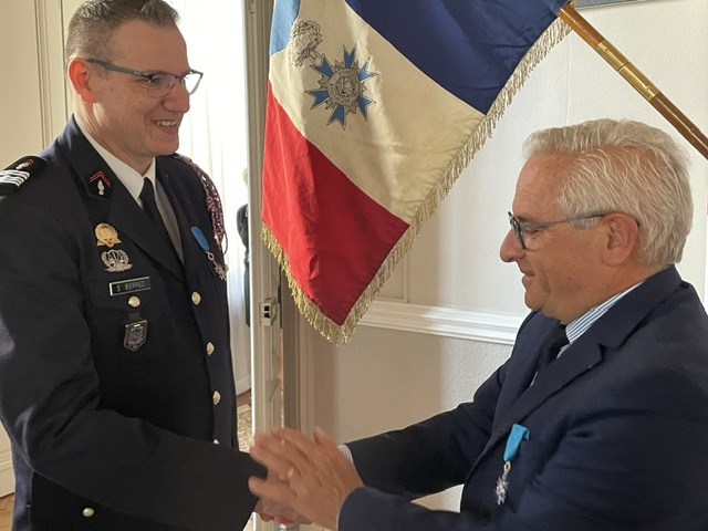 Le colonel Stéphane Berrez a été promu dans l'ordre du Mérite et a reçu sa médaille des mains du préfet du Territoire de Belfort? Alain Charrier, le 28 août 2026.