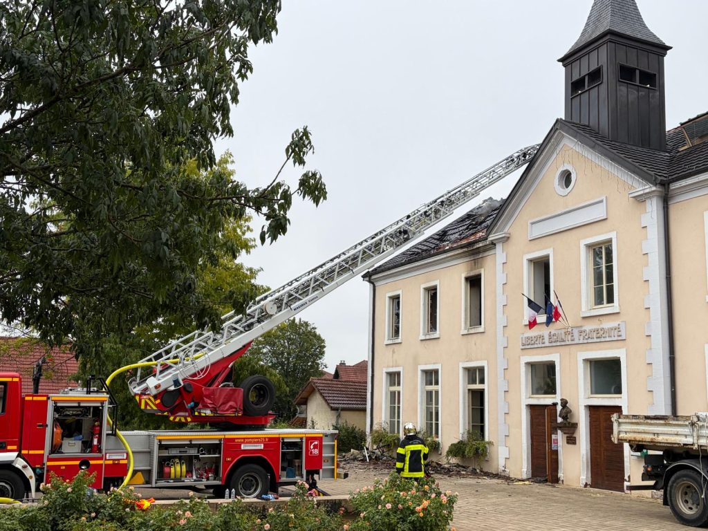 Un incendie d'est déclaré dans la nuit de lundi à mardi. Ce mardi matin, 25 août 2026, les opérations de déblaiement et de sécurisation des planchers des trois étages sont en cours.