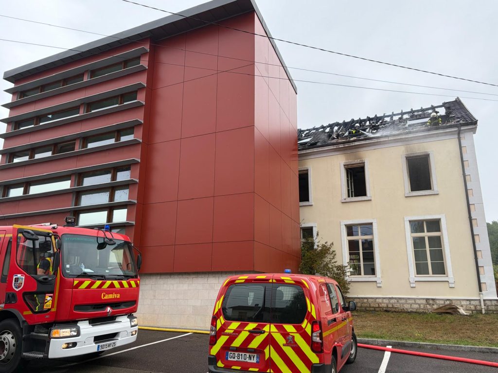 L'extension de la mairie (bâtiment rouge) a été épargné par les flammes.