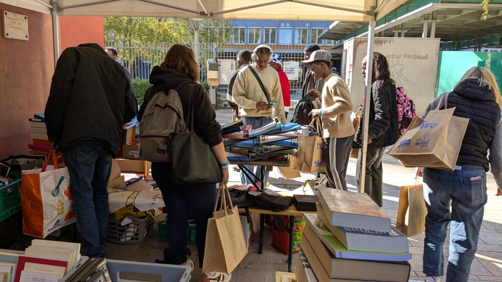 Des étudiants choisissent leur affaires pour la rentrée lors de l'opération Étu'TROC.