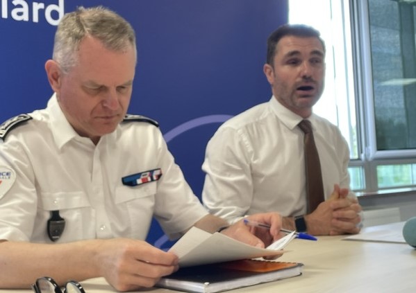 Paul-Edouard Lallois, procureur de Montbéliard (à droite) et Laurent Perraut, commissaire divisionnaire à la DIPN (direction interdépartementale de la police nationale), lors de la conférence de presse de juin où a été annoncée l'interpellation du suspect en Espagne.