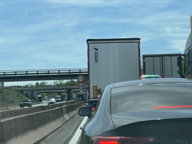 L'accident est survenu vers 17 h 30 dans le sens Besançon - Mulhouse et a rapidement provoqué des bouchons non seulement sur l'A36, mais aussi sur les axes secondaires.