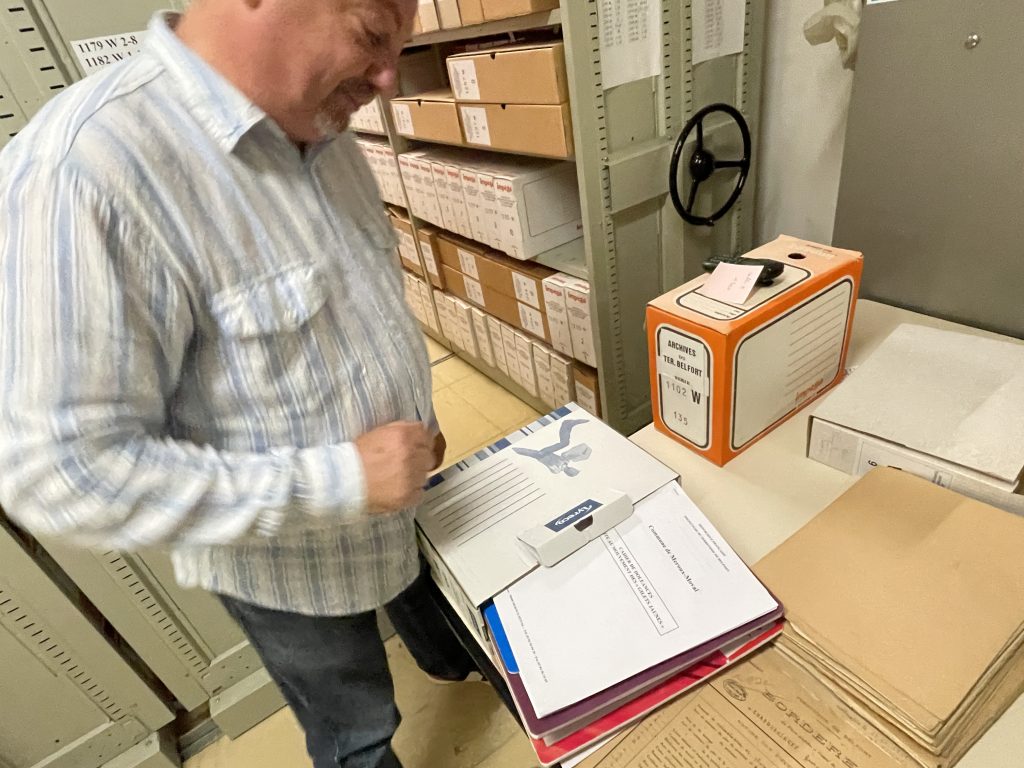 Jean-Christophe Tamborini, directeur des archives départementales, avec les cartons d'archivages des "cahiers citoyens" ou "cahiers de doléances" de 2019, rédigés suite aux manifestations des Gilets jaunes.