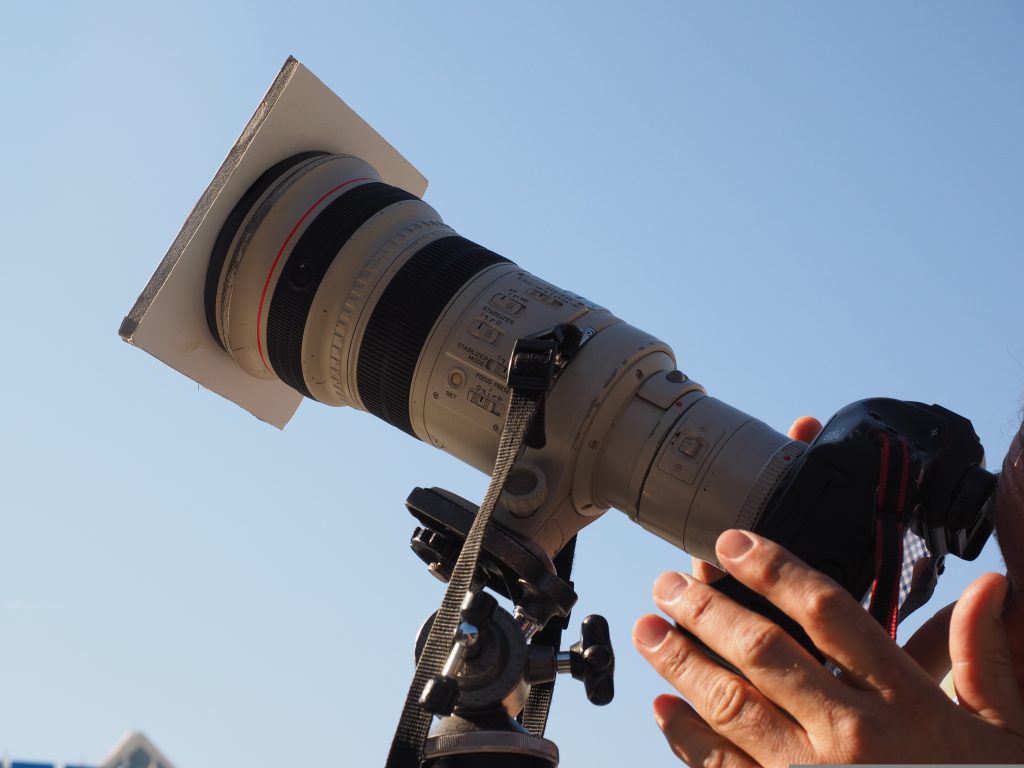 Un appareil photo prenant une éclipse solaire en photo.