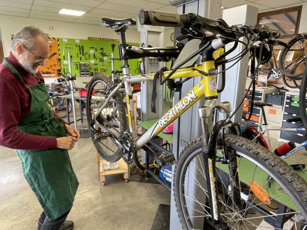 L’association Le Maillon Solidaire réinvestit systématiquement ses excédents en matériel, comme des pieds d’atelier électriques qui permettent de lever un vélo à hauteur d’homme.