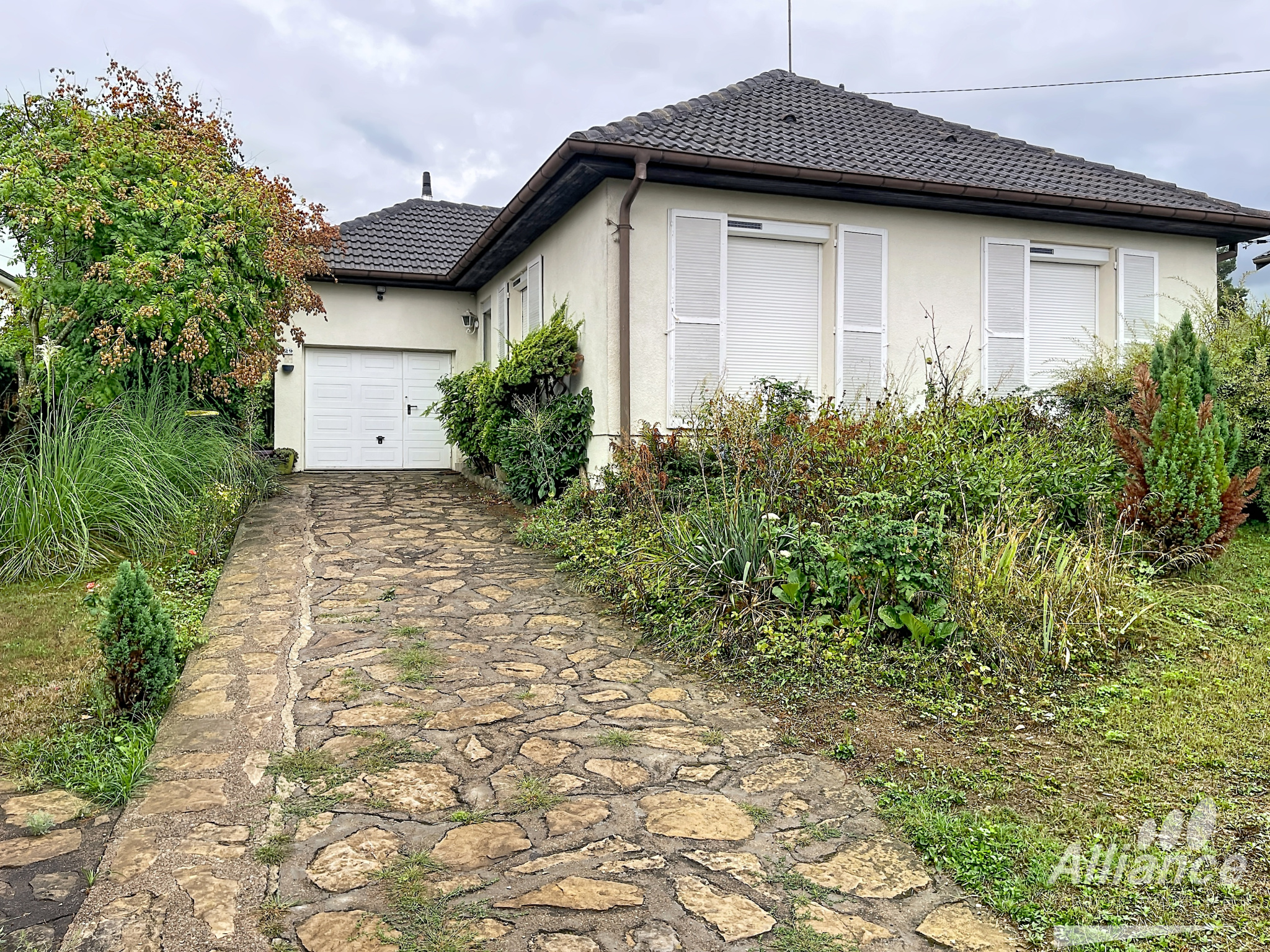 Nouveau maison de plain pied avec trois chambres