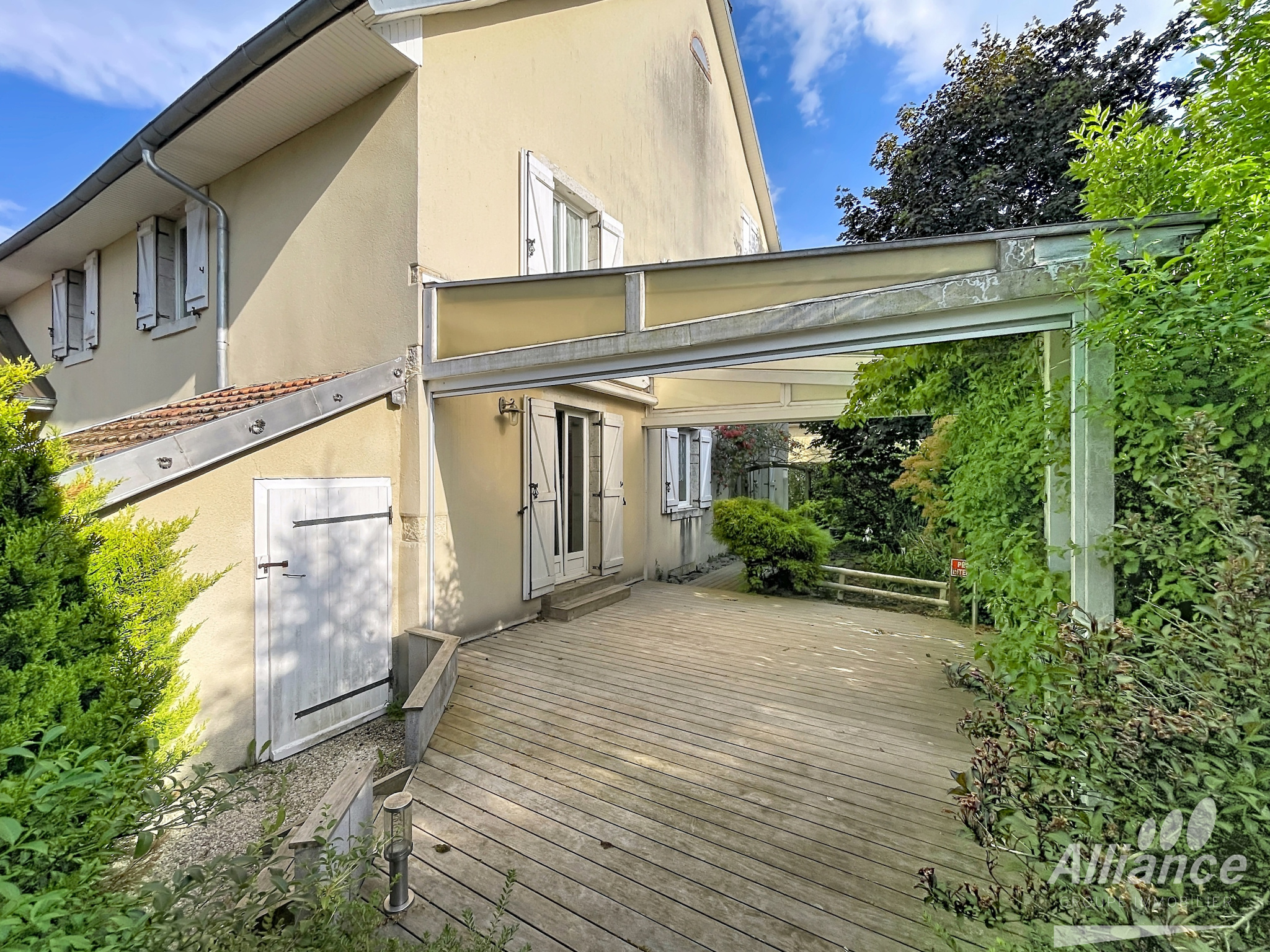 Maison rénovée avec terrasse – jardin