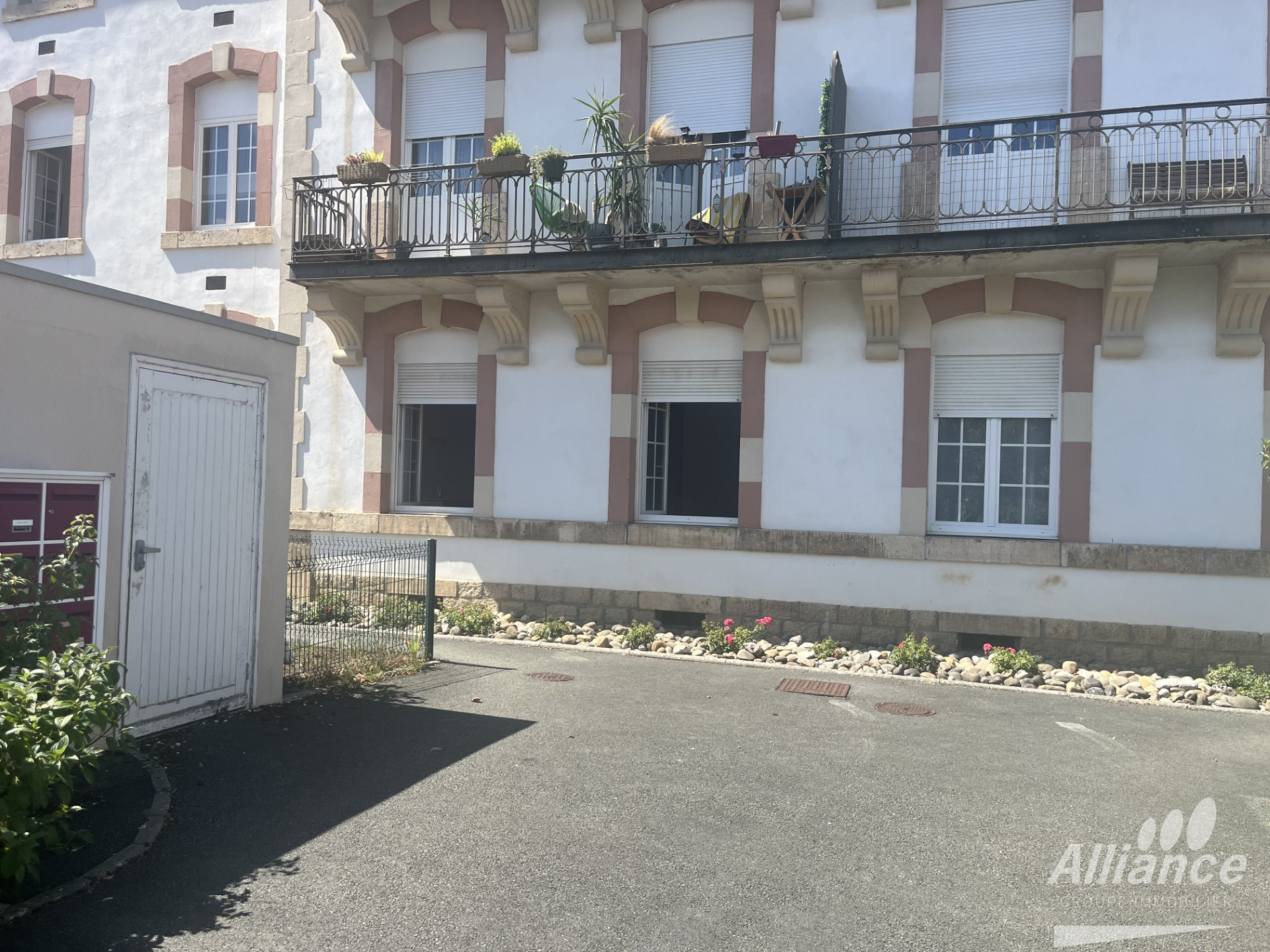 Appartement  de 89 m2 au rez de chaussée avec garage.