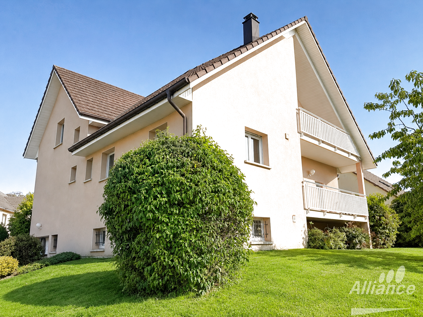 MAISON INDIVIDUELLE AVEC VUE PANORAMIQUE-PROCHE FRONTIERE SU