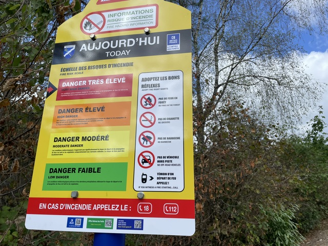 Un panneau de vigilance de feu de forêt dans le Haut-Rhin, en août 2026.