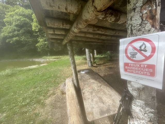 A l'étang des Belles-Filles, à Lepuix (Territoire de Belfort, un panneau rappelle l'interdiction de faire des feux et des barbecues.