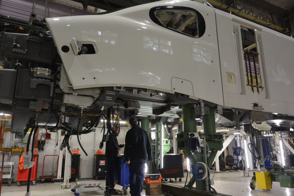 Une motrice de TGV dans les ateliers d'Alstom Belfort.