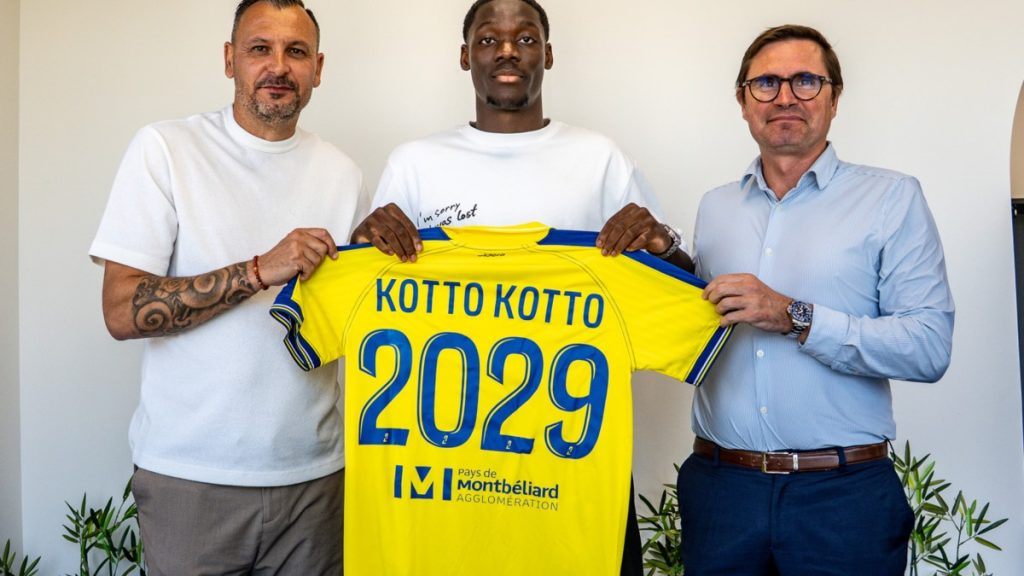 Noa Kotto Kotto entouré de Julien Cordonnier, manager général ( à gauche) et de Clément Calvez, président du FCSM.