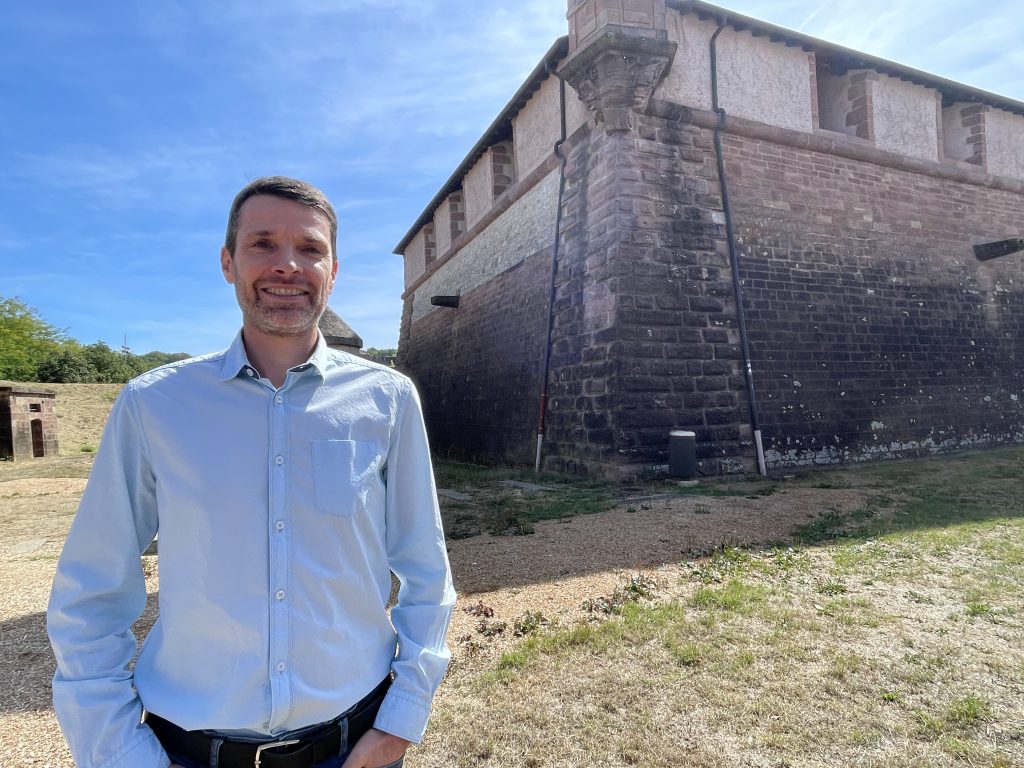 Fabien Dorier au pied de la Tour 41 à Belfort.