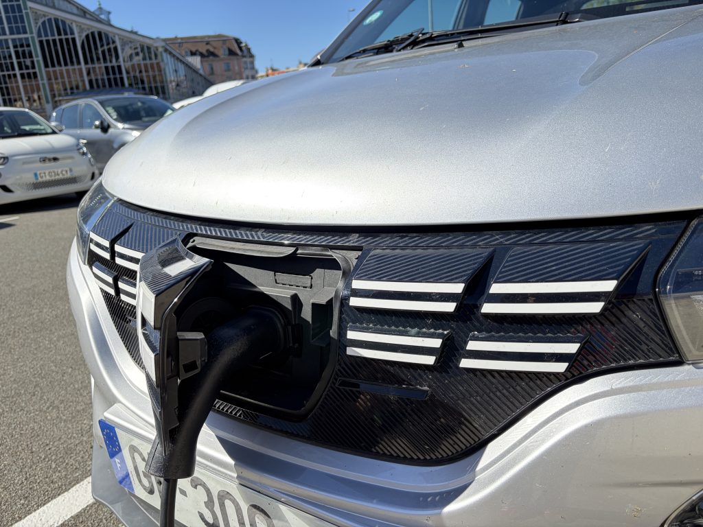 Une voiture électrique à une borne de recharge.