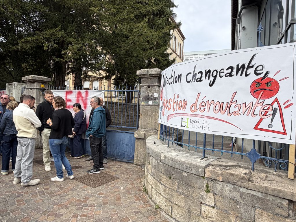 Manifestation des professeurs devant le lycée Les Huisselets de Montbéliard.