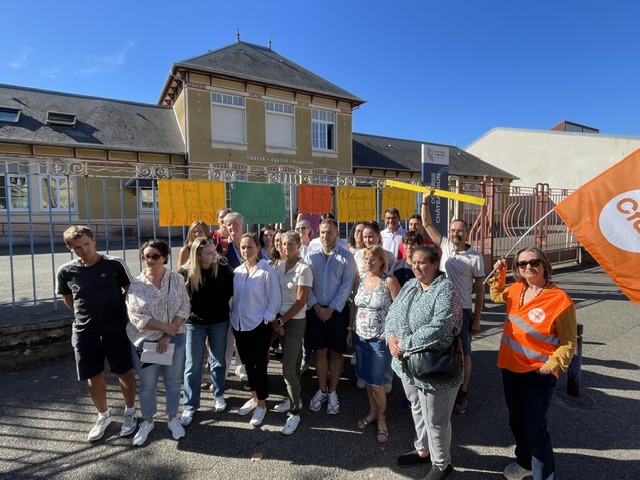 Les enseignants grévistes, avec quelques parents, devant le collège de Châteaudun de Belfort, ce jeudi 3 septembre 2026.