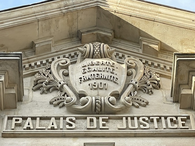 Le fronton du palais de justice de Belfort.