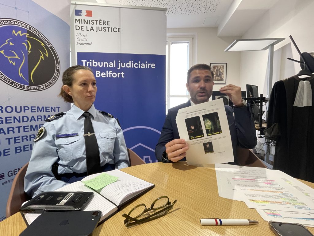 Le nouveau procureur de Belfort, Paul Edouard Lallois, avec le lieutenant-colonel Angelotti, présente des copies d'écran de la vidéo réalisé par un des auteurs présumés des tirs de mortier d'artifice contre la gendarmerie de Delle.