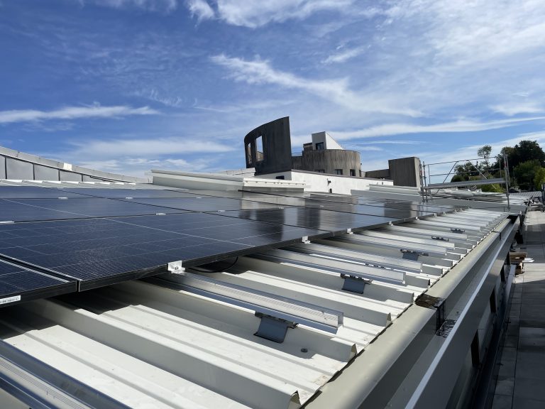 Un pan des nouvelles verrières et occulté et accueille des panneaux solaires.