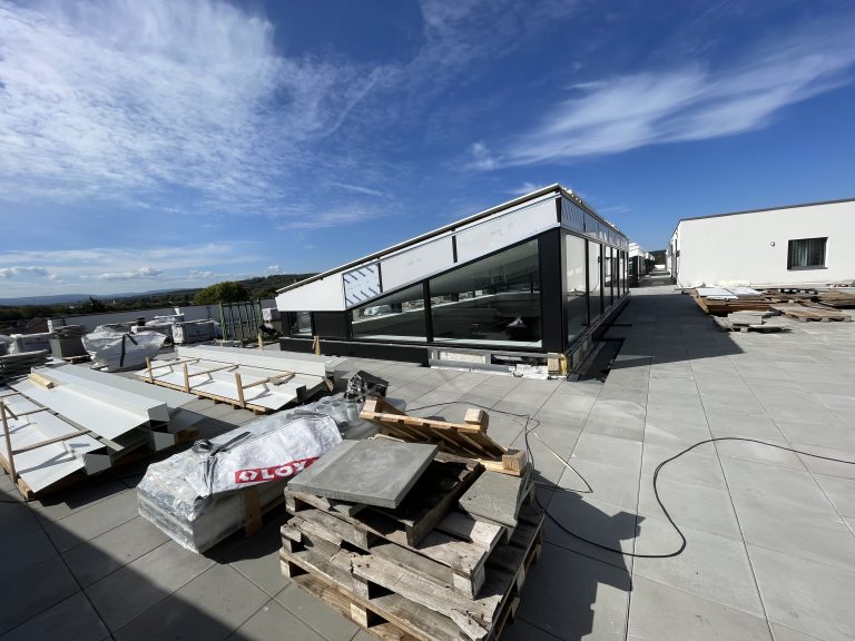 La terrasse du bâtiment "Le Pont" de l'UTBM à Sévenans, et les verrières, en cours de chantier, en septembre 2026.