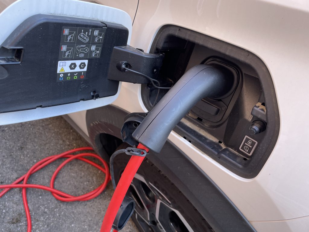 Une recharge de voiture électrique.