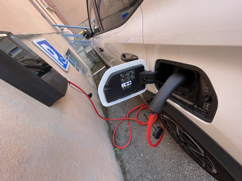 Une recharge de voiture électrique.