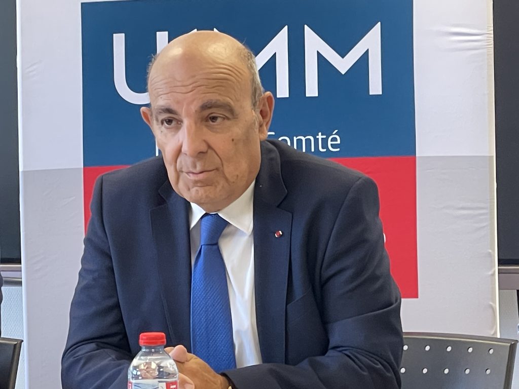 Eric Trappier, président national de l’UIMM (Union des industries métallurgiques et minières) et directeur général de Dassault Aviation , en visite chez M-Plus à Lachapelle-sous-Rougemont le 23 septembre 2026.