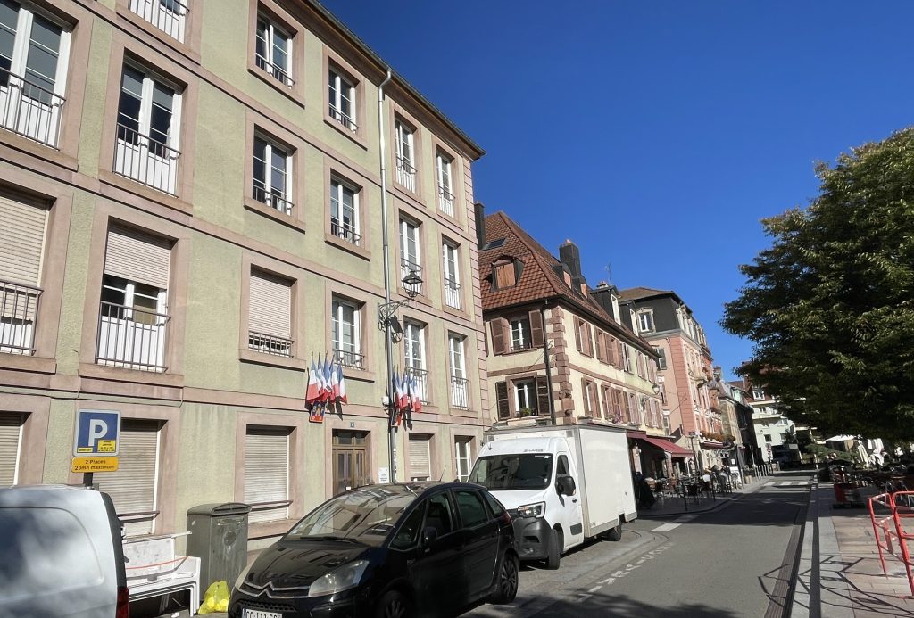 L'immeuble du 4 place d'Armes à Belfort accueille actuellement des services de la mairie. Il va être vendu à M. Poulaillon pour la création d'un magasin de sa chaîne.