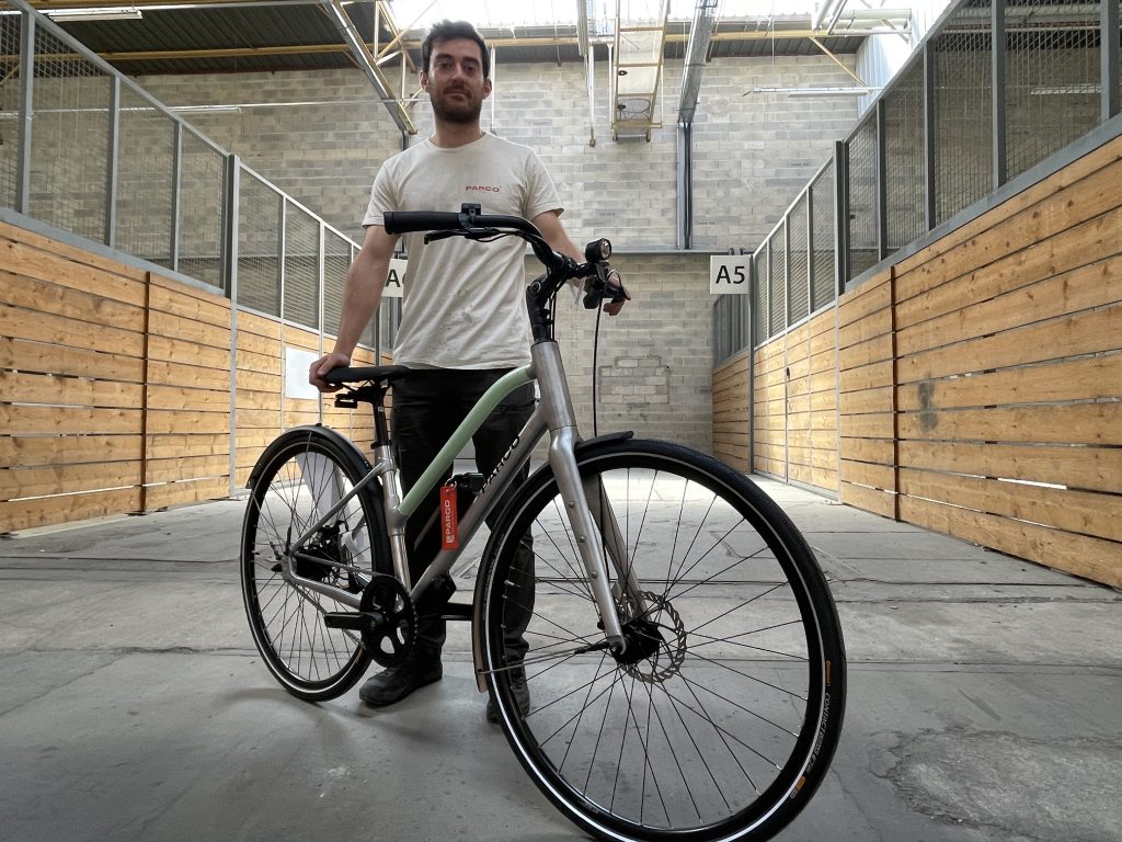 Jean Mougenot, fondateur de Parco Cycles, avec l'un de ses vélos électriques.