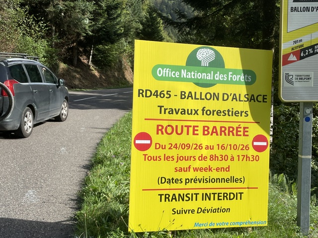 La route du Ballon d'Alsace sera fermée de 8 h 30 à 17 h 30 entre le 24 septembre et le 16 octobre 2026. Des panneaux l'annoncent au bord de la RD 465.